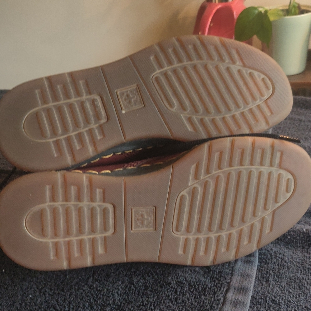 Shoe's - Picture 2 of 7